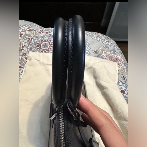 NO LONGER FOR SALE 

LOUIS VUITTON ALMA EPI BB FOR SALE - EXCELLENT CONDITION! - Picture 4 of 8